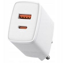 Ładowarka sieciowa z portami USB na jasnym tle.